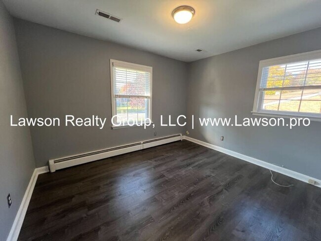 Building Photo - Very Nice & Spacious Home in Hidden Valley Neighborhood - Pet Friendly!