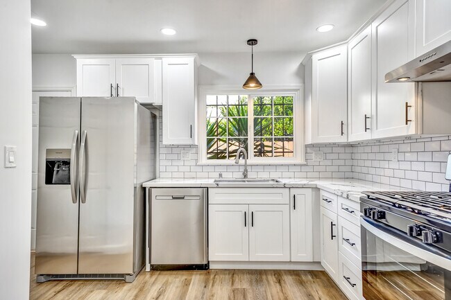 Kitchen - 815 N Curson Ave