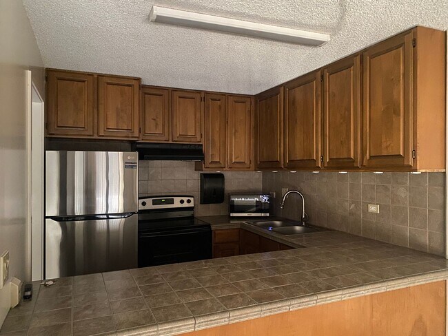 Building Photo - 909 Ala Lilikoi St