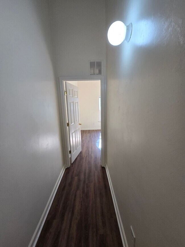 Building Photo - P735