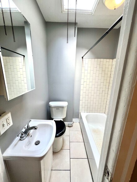 Building Photo - 904 E Tioga St