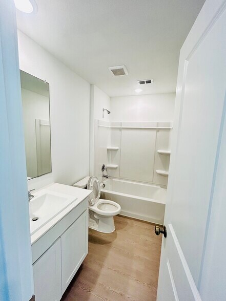 Full Bathroom 2 - 806 Sandhill Crane Ln