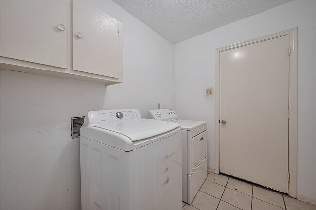 Building Photo - 9403 Vickijohn Dr