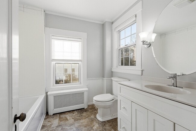 Building Photo - 14 Bacon St