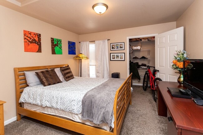 Building Photo - Beautiful upper-level condo in gated community!!!