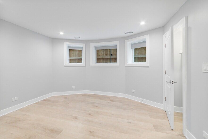 Building Photo - 935 W Winona St