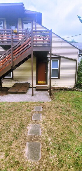 Entry in back to 59 E Duncan - 59 E Duncan St