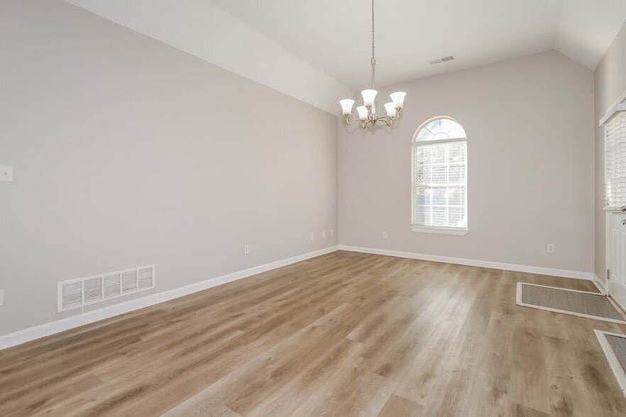 Building Photo - 8793 5 Oaks Dr W