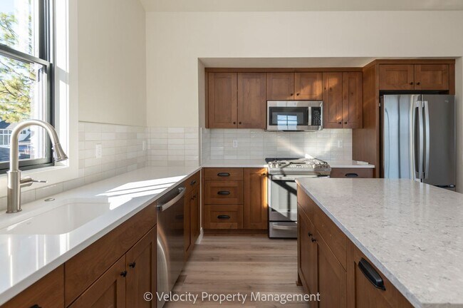 Building Photo - Brand New 1 Bedroom in Discovery West Neighborhood!