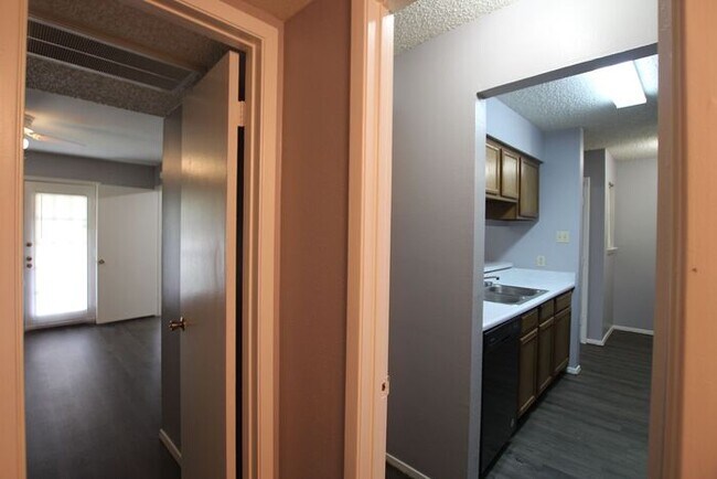 Building Photo - 1 Bed 1 Bath, Upstairs Apartment Unit at H...