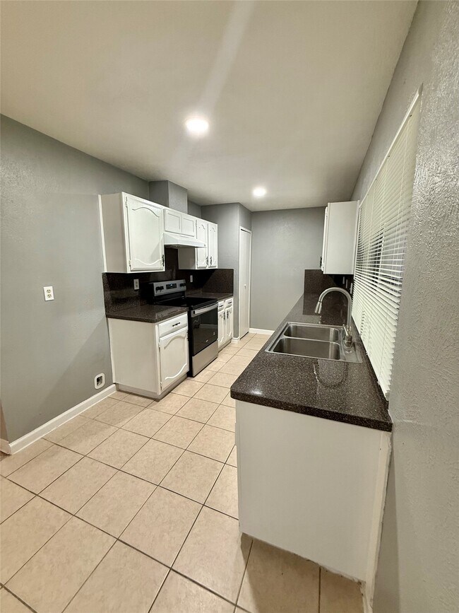 Building Photo - 14650 Lourdes Dr