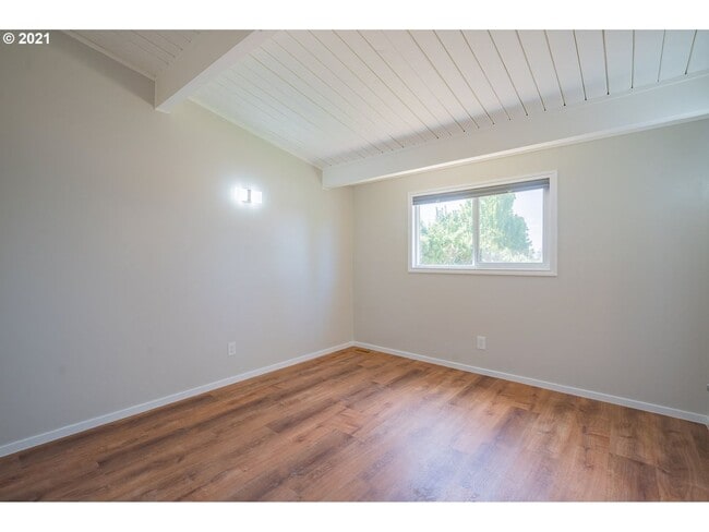 Building Photo - Gorgeous 3 Bedroom Remodel in Highly Desir...