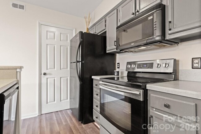 Building Photo - 212 W 10th St