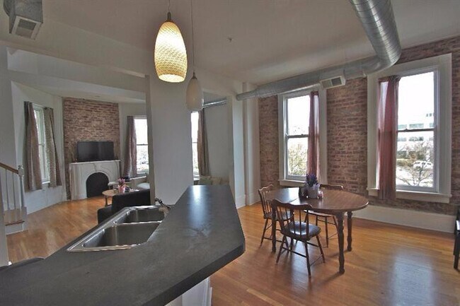Building Photo - 275 S Limestone