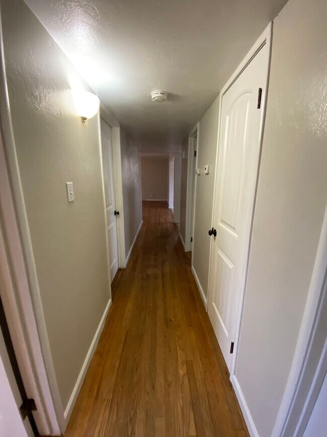 Building Photo - Spacious home Available Now!