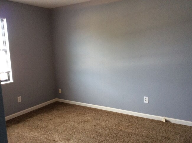 Building Photo - SPACIOUS 3 BEDROOM, 1.5 BATHROOM TOWN HOUSE LOCATED IN RADCLIFF