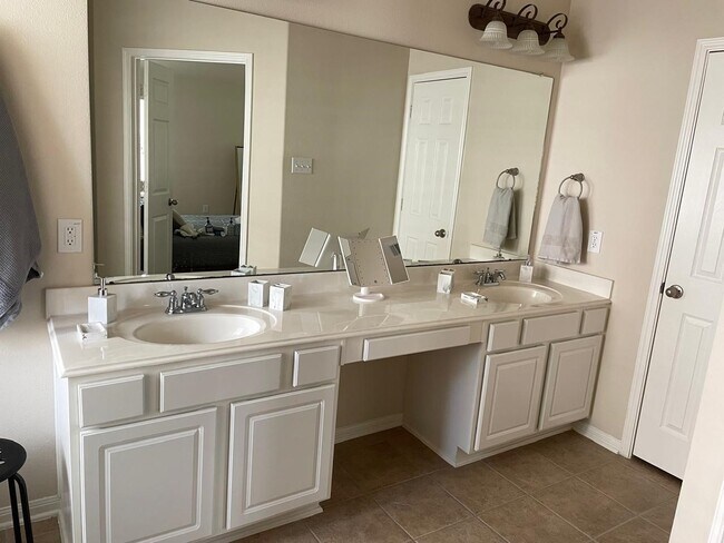 Building Photo - 31 W Spindle Tree Cir