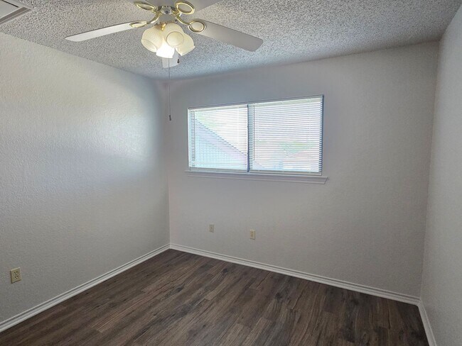 Building Photo - 906 Meadow Cir N