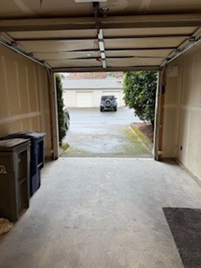 Building Photo - 2 bedroom 2 bath First Floor Condo w/1 Car...