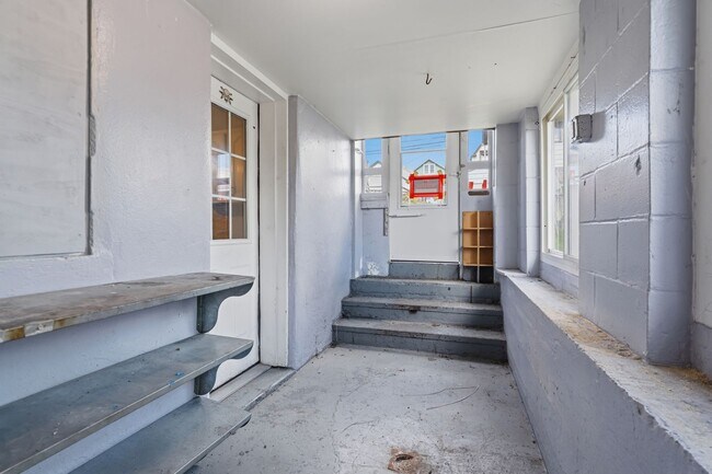 Building Photo - Newly Renovated 2 bedroom home in Carnegie available now!