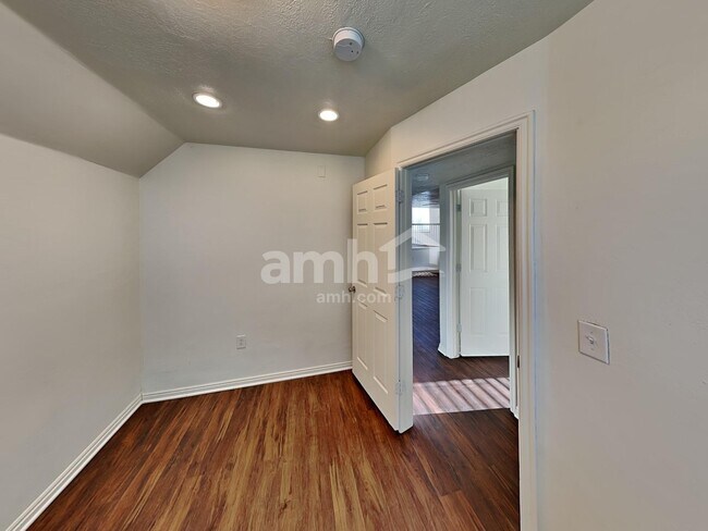 Building Photo - 5956 S Stone Flower Way