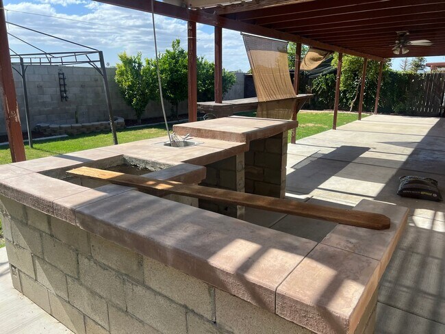 Building Photo - 608 Isla Bonita St