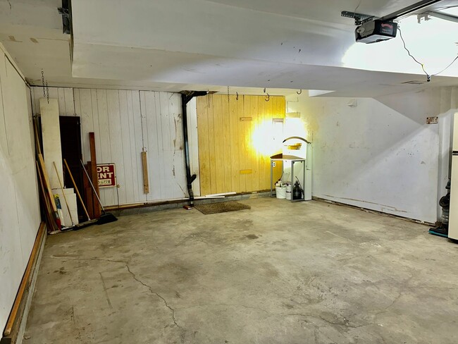 Building Photo - LIFE IS BETTER AT THE LAKE!