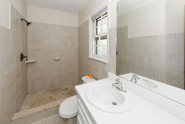 Building Photo - 5 Bedroom 3 Bath Home in Parkshore - Charl...