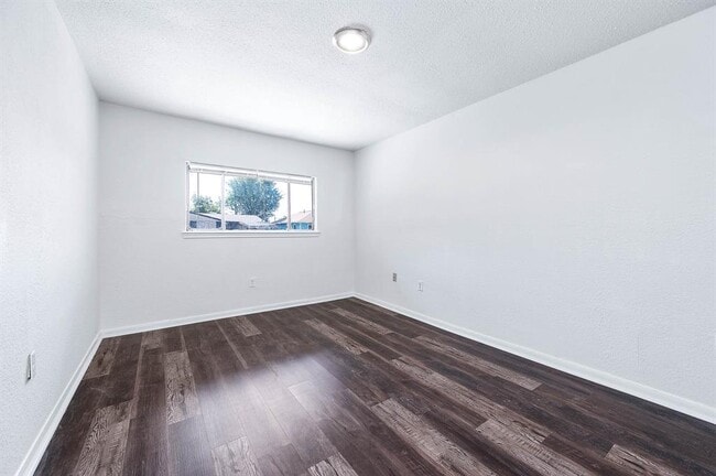 Building Photo - 5711 Lyndhurst Dr