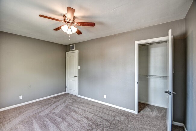Building Photo - 2307 w whitton
