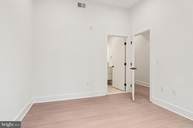 Building Photo - 30 W Allens Ln