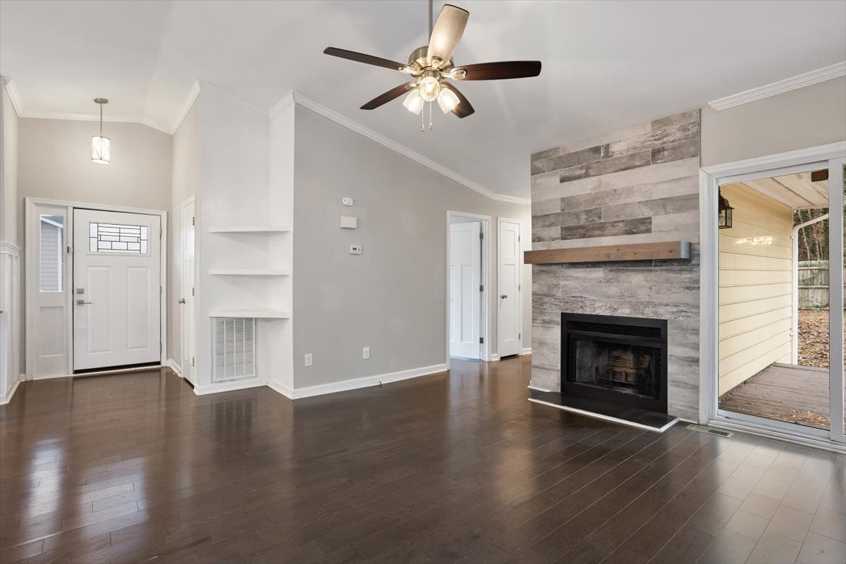 Building Photo - 2400 Calvert Dr