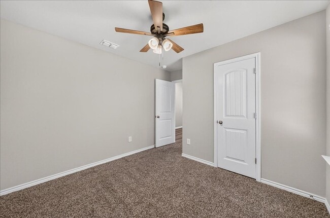 Building Photo - 8133 Cattlemen Dr