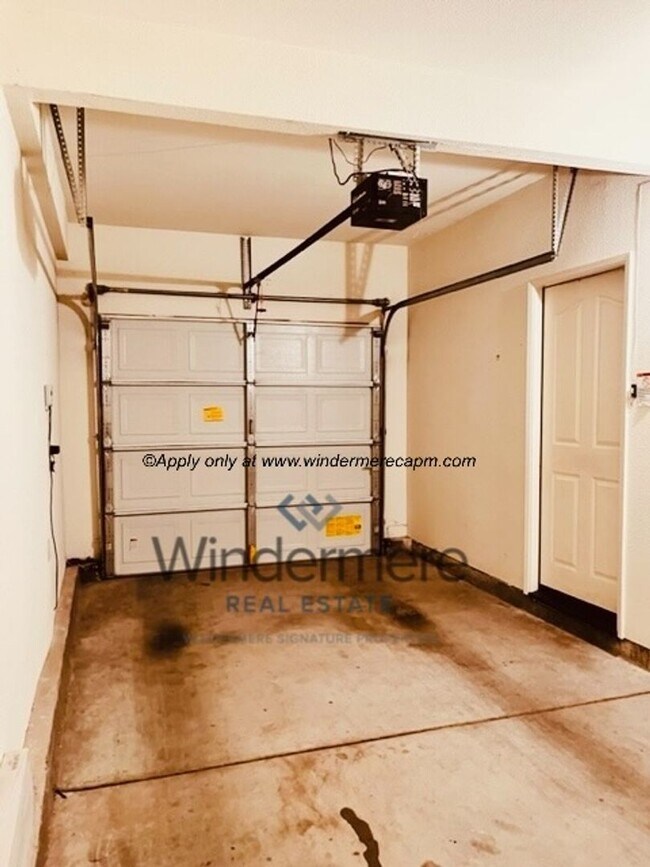 Building Photo - Spacious 3-bedroom with Updated Finishes and Prime Location!