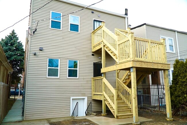 Building Photo - 6423 S Maplewood Ave