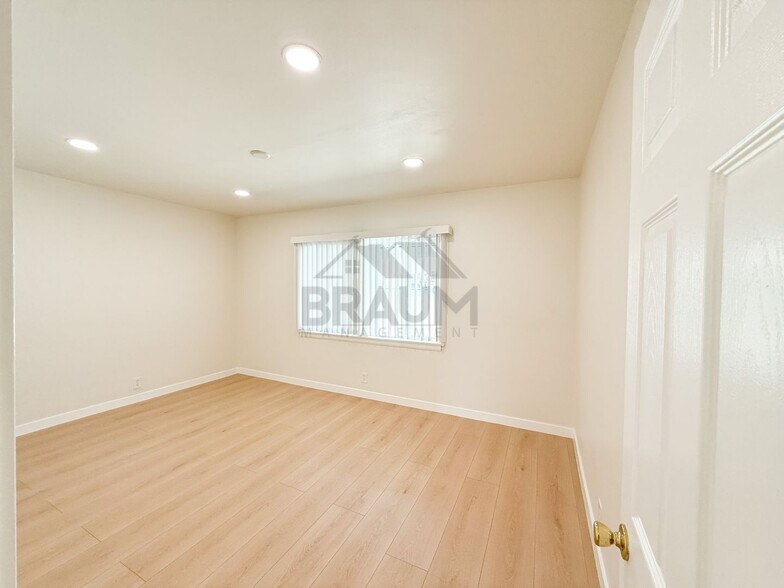 Building Photo - 15550 Vanowen St