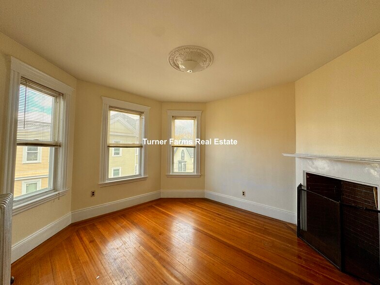 Building Photo - 144 Hillside St