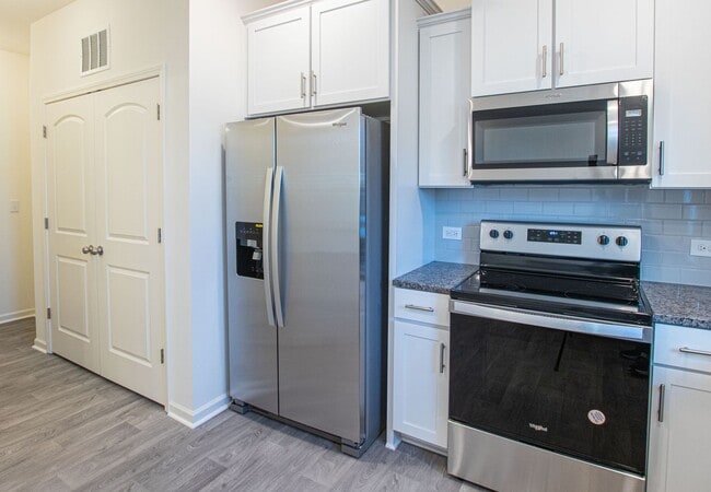 Building Photo - BEAUTIFUL 3BD/2.5BTH Townhome in Belmont a...