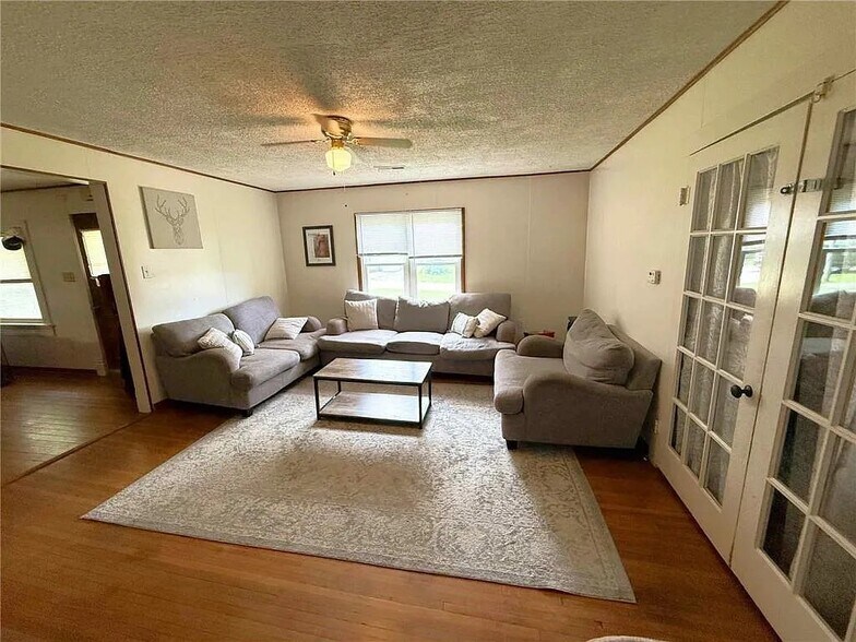 Building Photo - 415 W 9th St