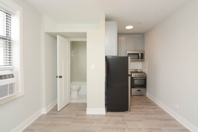 Building Photo - 508 W Belmont Ave