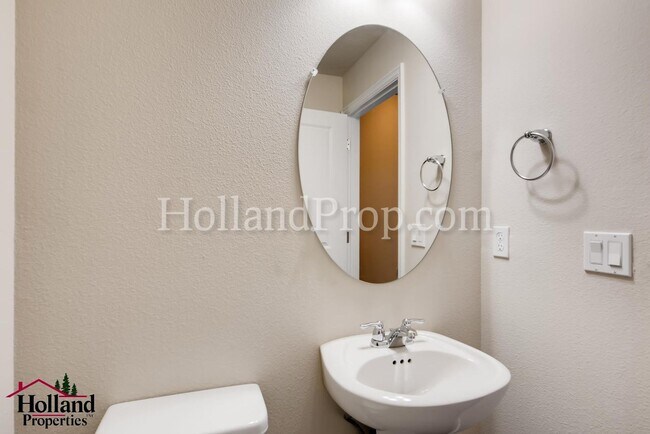 Building Photo - Stunning 3 Bedroom 2.5 bath Townhome in Hi...