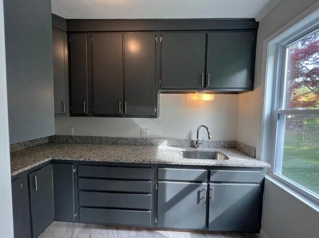 Building Photo - 757 Manton Ave