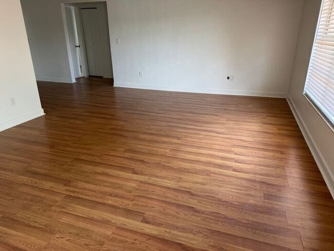 Building Photo - Freshly Updated Lake?Front Retreat in Desi...