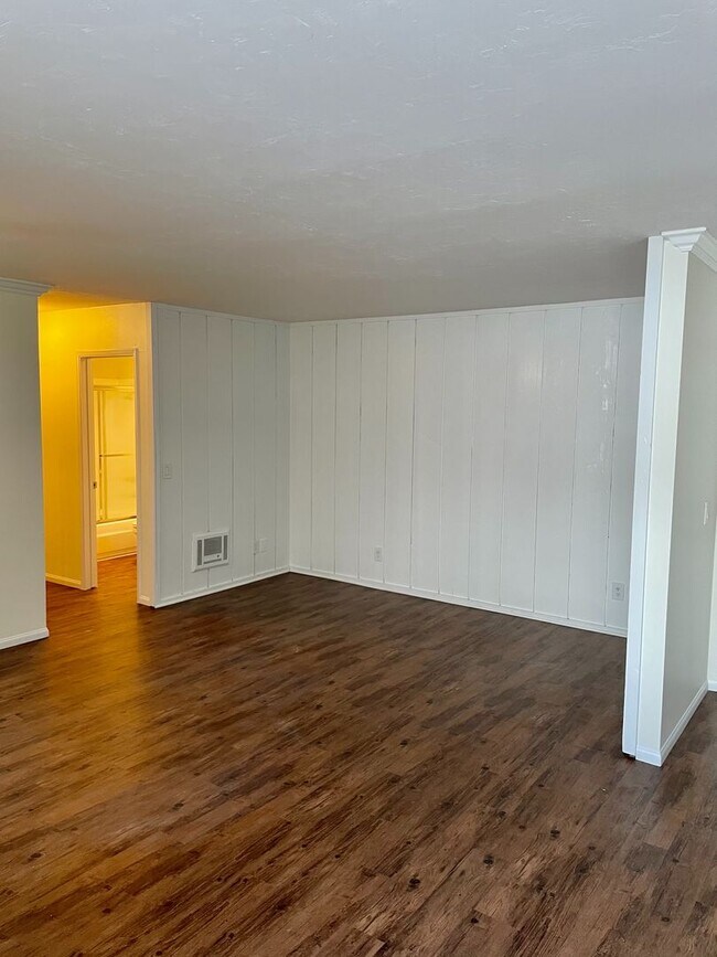 Building Photo - Large Studio Blocks from Beach