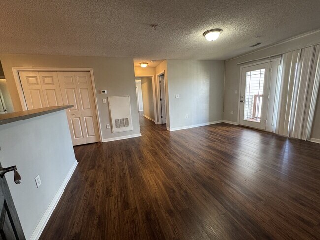 Building Photo - 3 bed 3 bath student and family housing ap...