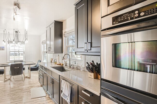 Building Photo - Updated 3BD/ 2BA home in Denver, CO! Available January 1st