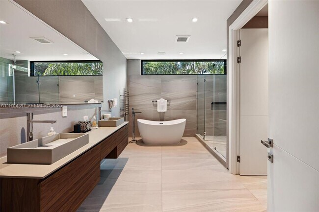 Building Photo - 77 SW 18th Terrace