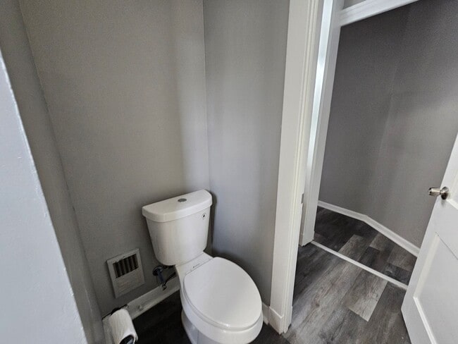 Building Photo - Newl updated 2 bedroom 1 bath located in Carrick!