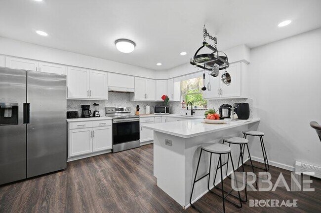 Building Photo - Stunning Mid Century American Ranch