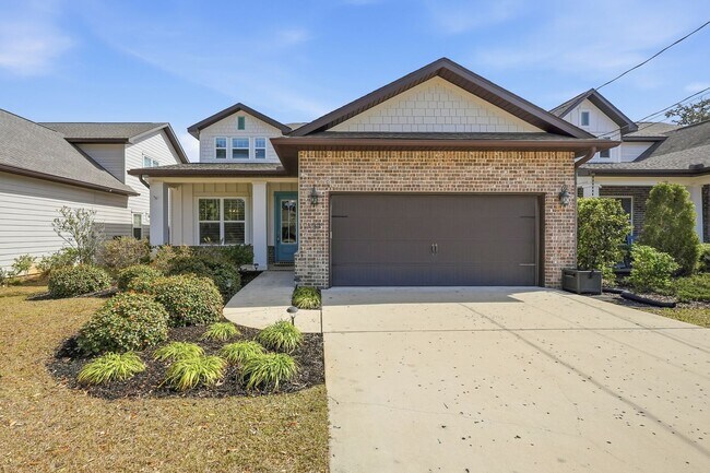 Building Photo - Stunning 4 Bedroom Home with Solar Energy & Private Pool!